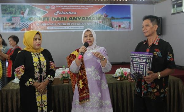  Buka Pelatihan Craft dari Anyaman di Kepulauan Nias, Nawal Lubis Harapkan Dukungan Pemda Sebagai Media Promosi