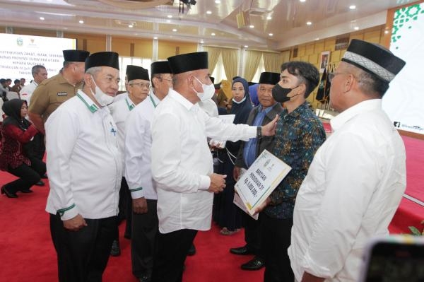 Edy Rahmayadi Serahkan Zakat, Infak, dan Sedekah Bagi Mustahik