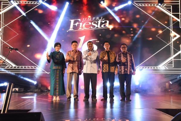 Di Fiesta ke-16 UNPRI Gubsu Terima Awards Tokoh Perduli Pendidikan