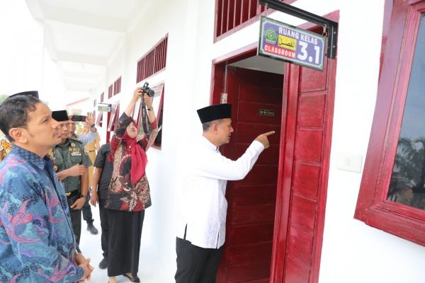  Resmikan Masjid Khadijah dan Ruang Kelas Baru, Ijeck Harap YAIC Solusi Pendidikan Anak