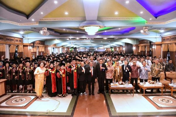 Gubernur Edy Rahmayadi Motivasi Para Wisudawan Institut Kesehatan Medistra