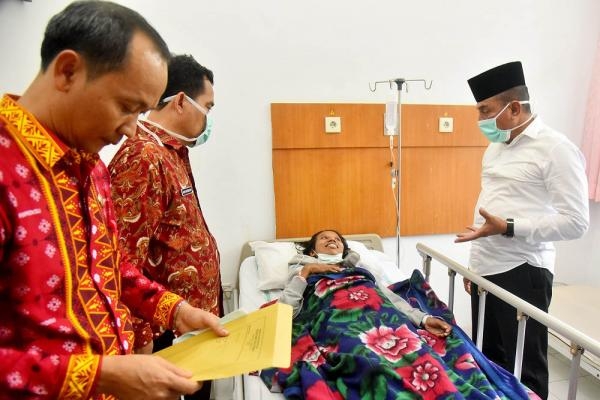 Bersama Ribuan Jemaah, Gubernur Salatkan dan Hantarkan Jenazah Tuan Guru Besilam ke Pemakaman