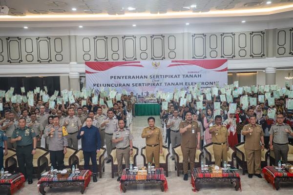 Serahkan Sertifikat Tanah kepada Masyarakat, Pemprov Sumut Tegaskan Komitmen Percepatan Reforma Agraria