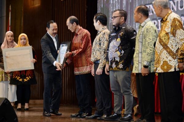 Serahkan Paritrana Award, Sekdaprov Sumut Harapkan Percepatan Jaminan Sosial Seluruh Pekerja Terwujud