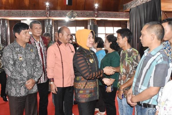 Wagubsu Serahkan Bantuan untuk Korban Kebakaran Pasar Tarutung dan Rumah Bolon Samosir