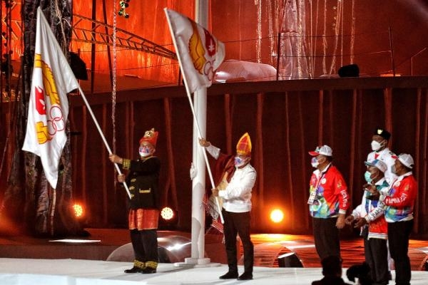 Gubernur Edy Rahmayadi Terima Bendera Tuan Rumah PON 2024