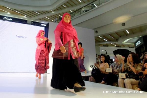 Ketua Dekranasda Provsu Jajaki Catwalk Peragakan Busana Etnis Karo