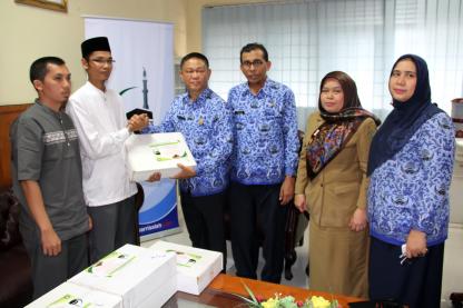 Yayasan Ar Risalah Al Khairiyah Muslim Serahkan 20 Kotak Kurma kepada Kadis Kominfo Provsu