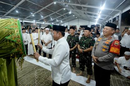 Pj Gubernur Sumut Menabuh Beduk, Semarakan Malam Takbiran Idulfitri 1445 H