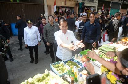 Jokowi dan Edy Rahmayadi Semobil Tinjau Harga Bahan Pokok dan Bagikan BLT di Pasar Binjai