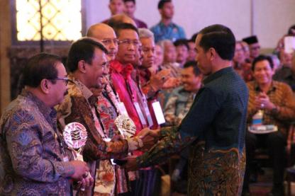 Presiden Serahkan Penghargaan TPID Terbaik ke Gubernur Sumut