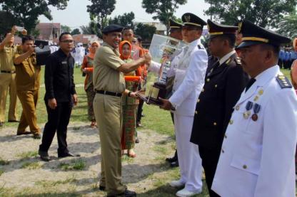 Gubernur Serahkan Tunggul Kecamatan Terbaik