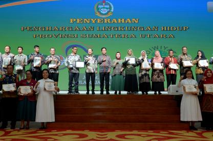 *Pj Gubernur Sumut Serahkan Penghargaan Lingkungan Hidup kepada 227 Perusahaan*