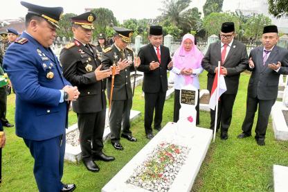 HUT Ke-78 TNI Pj Gubernur Sumut Ziarahi Makam Gubernur Marah Halim Harahap dan Raja Inal Siregar