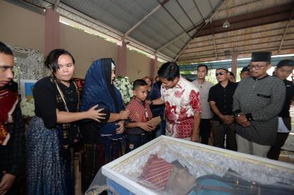 Melayat Mendiang Irwan Ginting,  Pj Gubernur Sumut Sampaikan Duka yang Mendalam