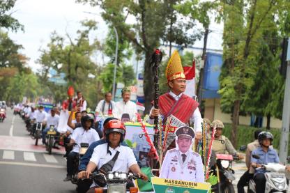 Buka Musrenbang RKPD 2025, Pj Gubernur Sumut Pakai Baju Adat Toba, Naik Becak Bersama Bupati/Walikota