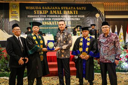 Hadiri Wisuda STKIP AB, Ijeck: Terus Kembangkan Diri Jadi Pribadi Profesional