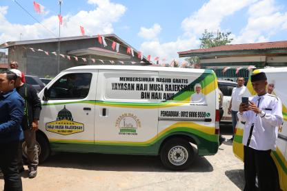 Ijeck Serahkan Mobil Ambulance ke Ponpes Raudlatul Ulum *Mobil Pembersih Masjid YHA Bergerak ke Asahan