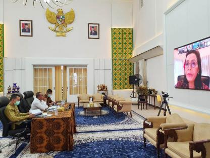 Video Confrence dengan Menteri Dalam Negeri Menteri Keuangan Menteri Sosial Menteri Kesehatan dan Kepala BNPB