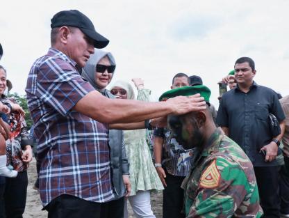 Edy Rahmayadi Pakaikan Baret kepada Putranya Taruna TNI Gilang Prasetya