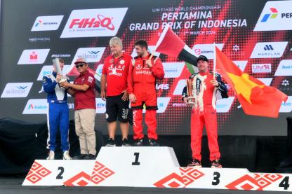 Serahkan Piala Juara F1 Powerboat Danau Toba 2024, Pj Gubernur Sumut Sebut F1 Powerboat Promosi Wisata Berkelanjutan