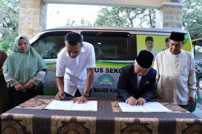 Musa Rajekshah Serahkan Satu Unit Bus Sekolah untuk YASPI Balige