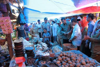 Gubsu Tinjau Harga Bahan Pokok di Pasar Sibuhuan Kabupaten Padang Lawas 