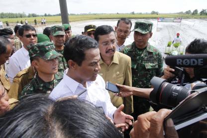 Gubsu Menghadiri Panen, Tanam serta Penyerahan Benih dan Alsintan bersama Menteri Pertanian RI