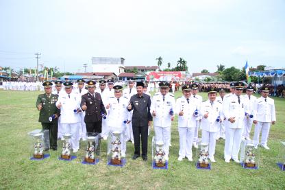 Gubsu Penyerahan Tunggul Kecamatan Terbaik Tingkat Sumut Tahun 2016 