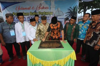  Peletakan Batu Pertama Pembangunan Masjid Darussalam