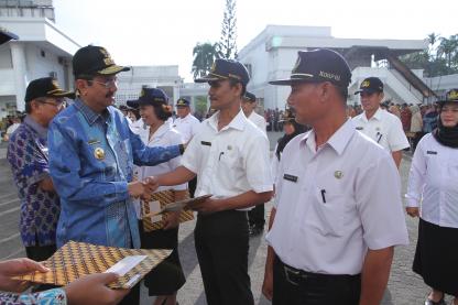 Gubsu Memimpin Apel Pagi Terakhir Tahun 2016 